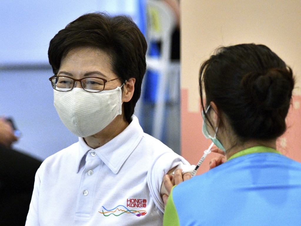 政府官员集体去接种科兴疫苗，立时便有谣言说这是假的，官员性命攸关，打针不敢用内地的。