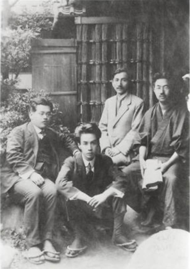 1913年，以第二名成绩毕业于一高，进入东京帝国大学，学习英国文学，期间开始写作。毕业后通过英文教学和报纸编辑维生。早在1912年二十岁时，他已完成了处女作《老年》，两年后又发表了短篇小说《罗生门》，但并未受到重视。图为芥川龙之介与友人，中间蹲坐者为芥川龙之介，照片最左边者为菊池宽，摄于1919年。