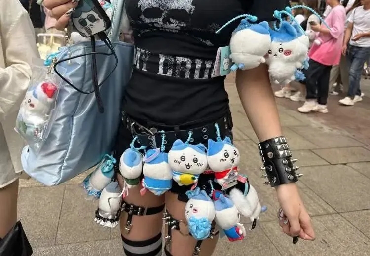 Chiikawa內地首店落戶上海南京路，粉絲瘋搶商品。