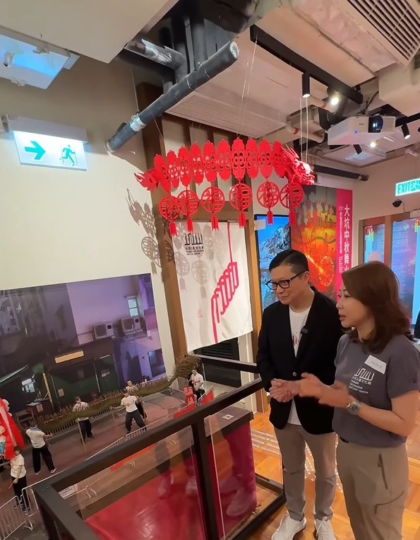 鄧炳強聽取「大坑火龍文化館」的導賞員講解。鄧炳強fb 鄧炳強聽取「大坑火龍文化館」的導賞員講解。鄧炳強fb