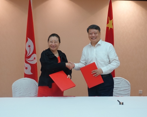 鄭若驊在北京與唐一軍（右）簽署關於法治人才交流培訓合作框架安排。政府新聞處