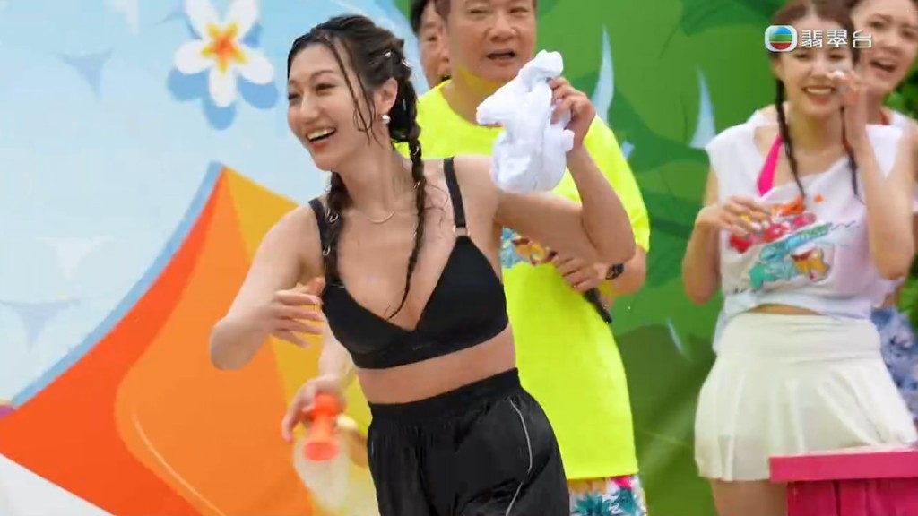 支嚳儀罕有穿性感泳裝，拍攝節目《大師兄Welcome Summer大激戰》。