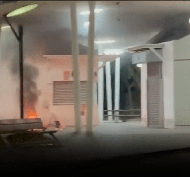 從網上影片可見，該處有至少3名青少年點火燃燒單車，火勢一度猛烈，火光熊熊照亮周邊街道。THREADS@hihihihihiiiihiihhiiiii