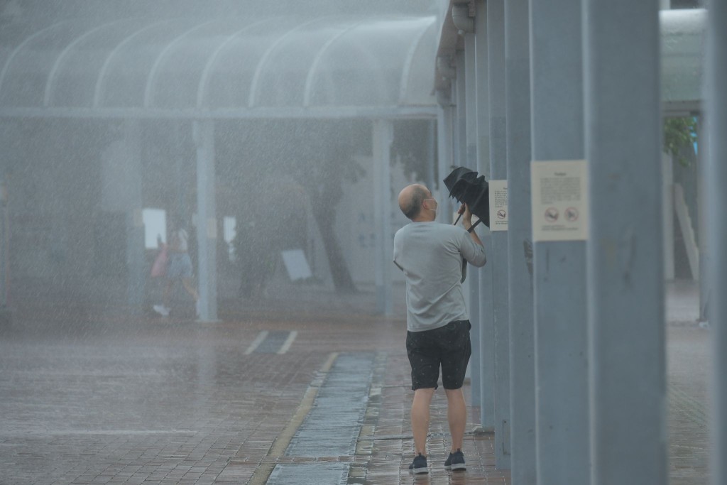 有市民冒雨跑步。