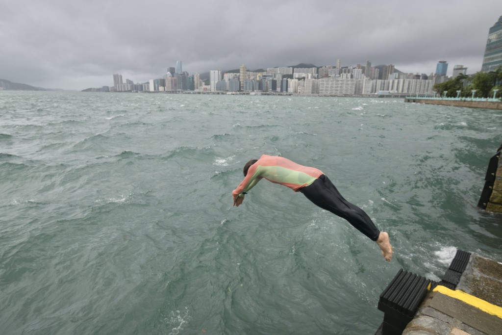 海傍仍有巿民游早水。陈浩元摄