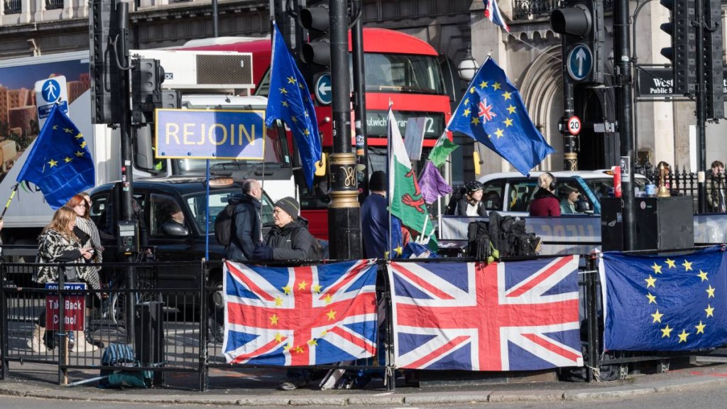 有民調顯示三分之二英國民眾認為脫歐弊大於利。圖為去年英國親歐盟民眾示威。法新社