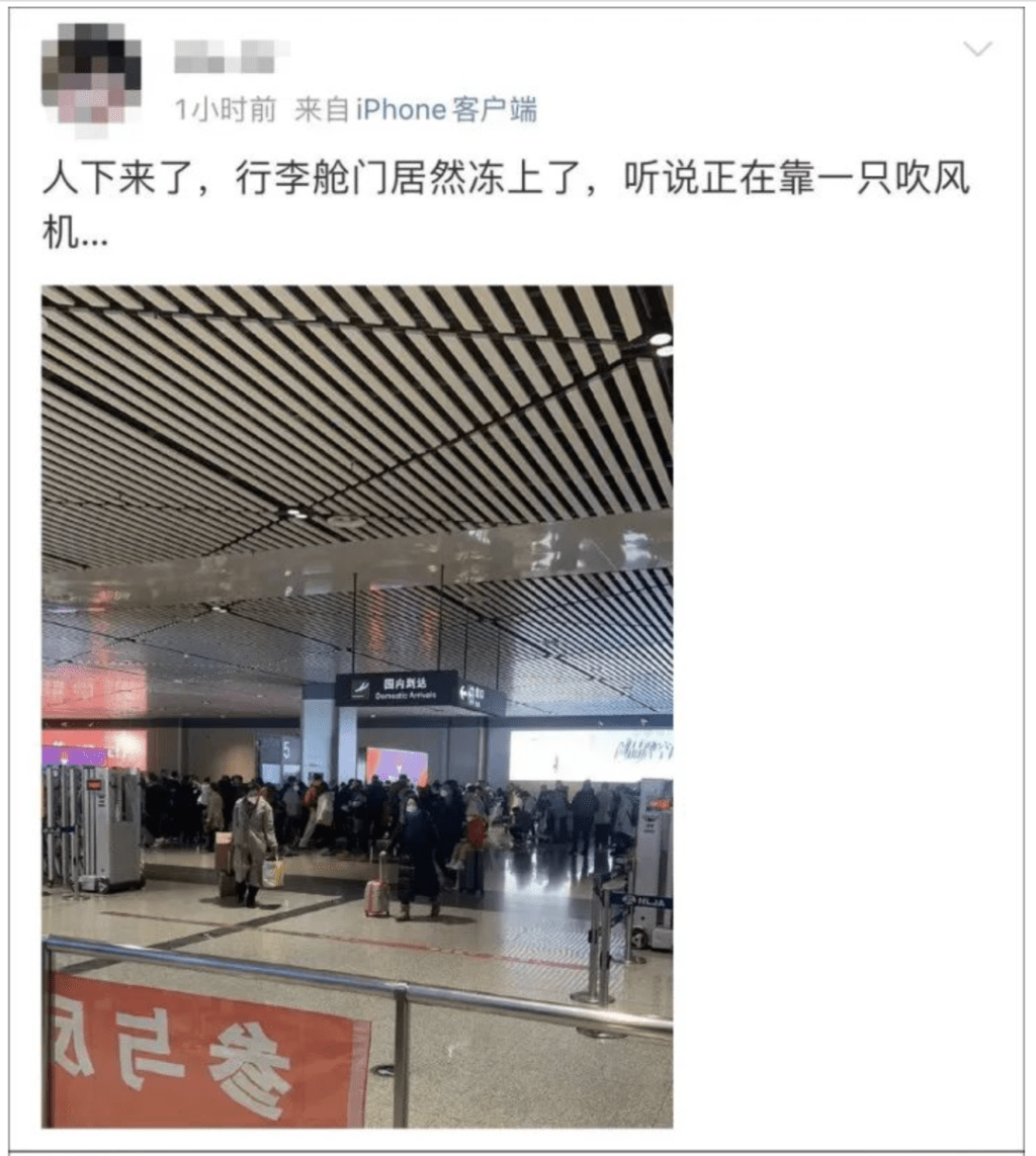 大批旅客在等行李。 網圖