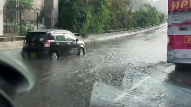 有私家車雨中死火。網上圖片