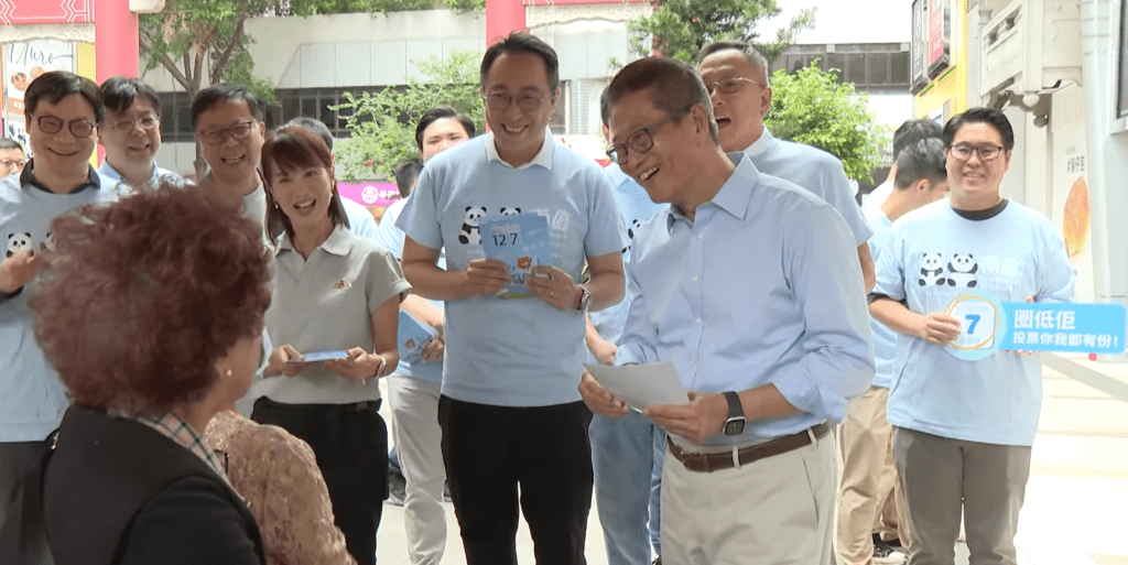 陳茂波與一眾義工派發宣傳單張。陳茂波FB影片