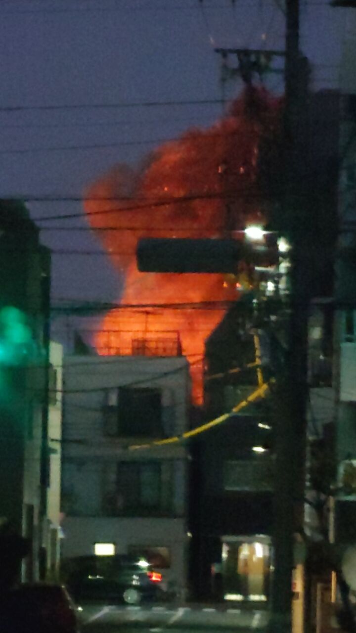 東京墨田區8楝住宅大火，傳多人被困。（X平台）