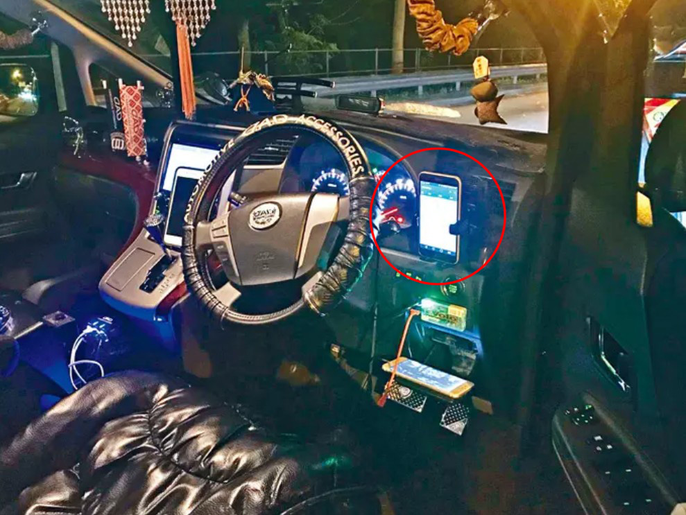 司机利用针孔相机偷拍女乘客，然后传至手机，即场偷看。