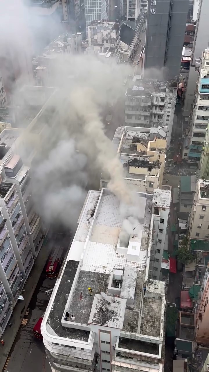 新填地街一個低層單位發生火警，濃煙沖天。網上片段截圖