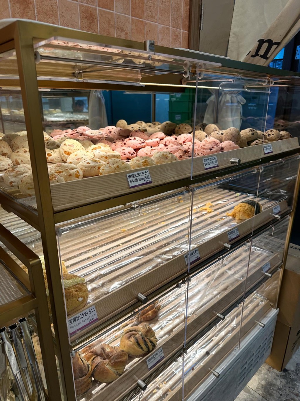部分麵包店收工時只餘少量麵包 部分麵包店收工時只餘少量麵包