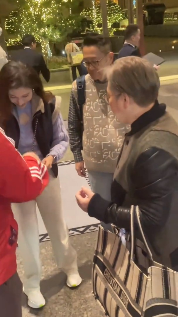 李嘉欣步出酒店时被网民截停索签名。