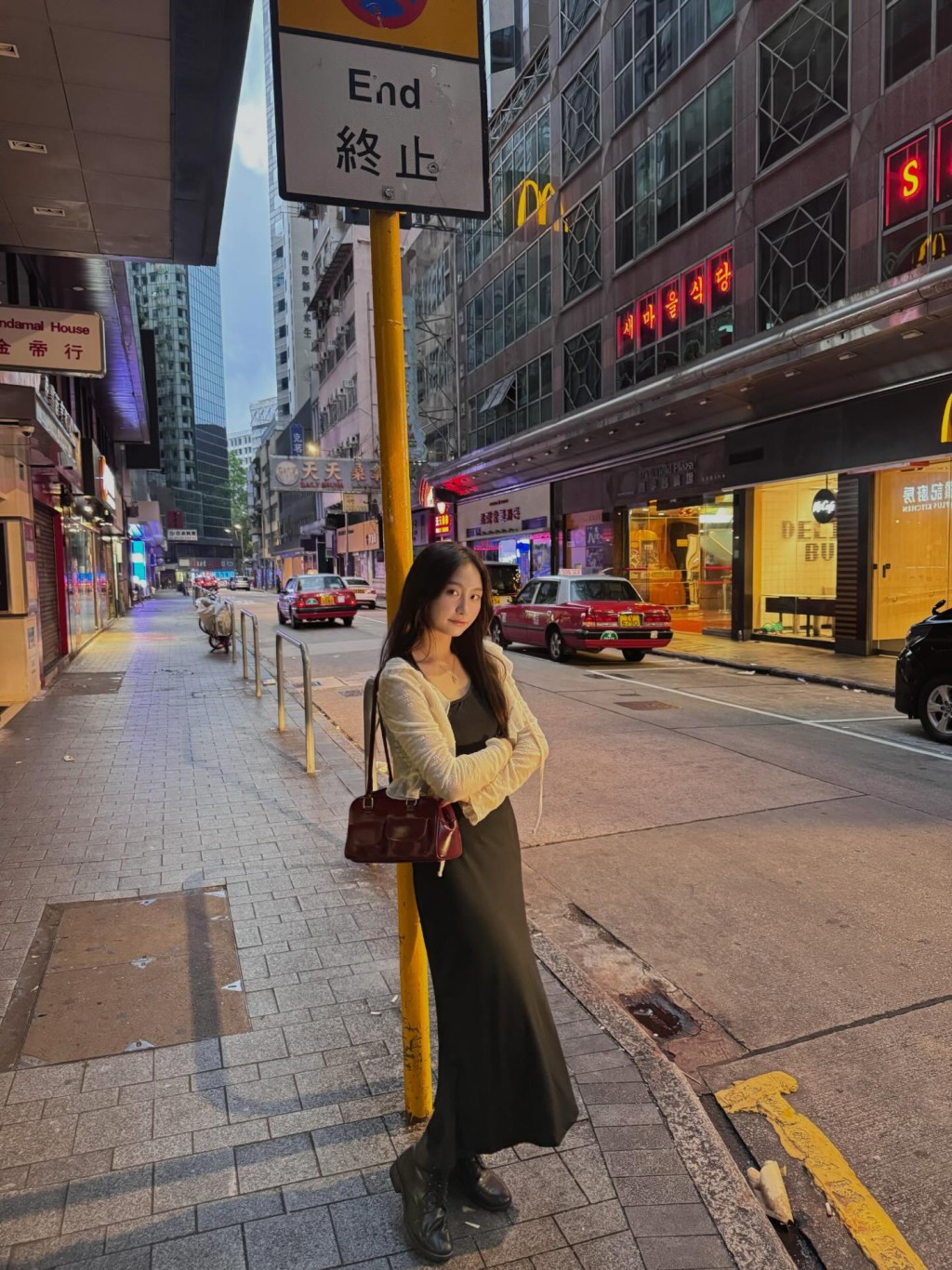這位台灣女生表示「香港給了我在路上穿紅色衣服的勇氣，好喜歡香港」。 Threads@erina201_