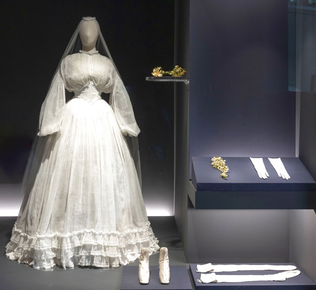 白色婚紗的由來，可在展品中找到答案。