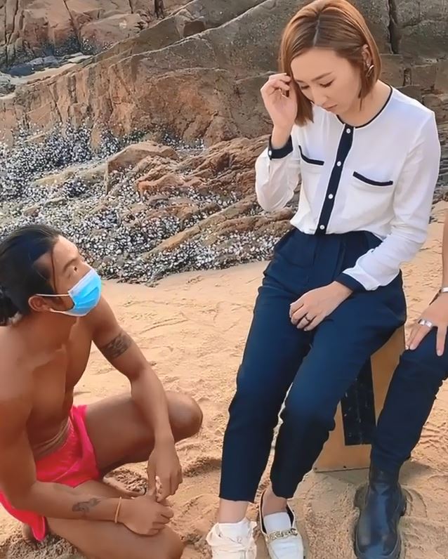 救生員幫高Ling包紮足踝。