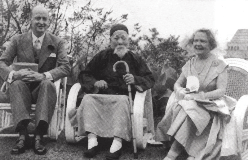 1952年,周壽臣(中)與時任港督葛量洪夫婦合照。 1952年,周壽臣(中)與時任港督葛量洪夫婦合照。
