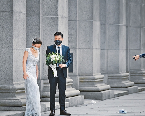 受疫情影響及撞正「赤口」,今年情人節註冊結婚新人暫得五十四對,較往年大跌六成。