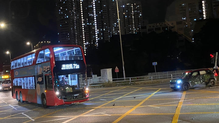 大埔广福道MINI Cooper与九巴相撞。fb香港突发事故报料区图片