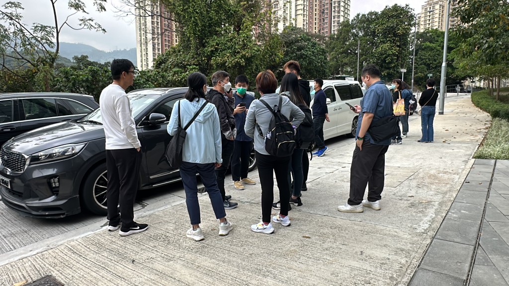 两死者家属由东九龙总区重案组探员陪同下到殓房认尸。刘汉权摄