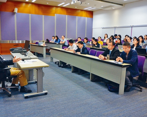 内地法官在香港城市大学召开党支部会议，由国家法官学院党委书记黄文俊讲党课。网图