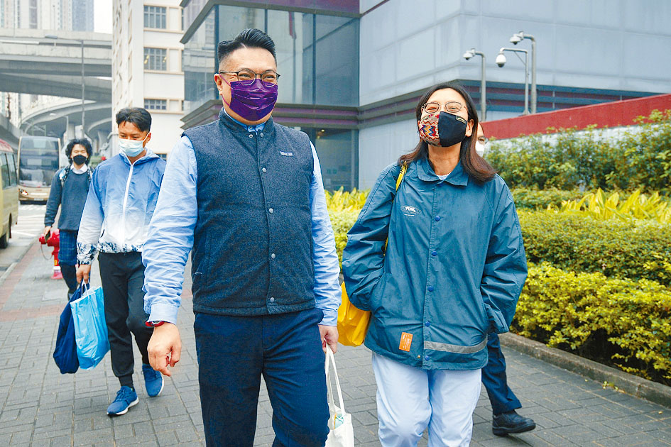 兩被告趙寶琴（右）及王振霖，還押懲教署看管。