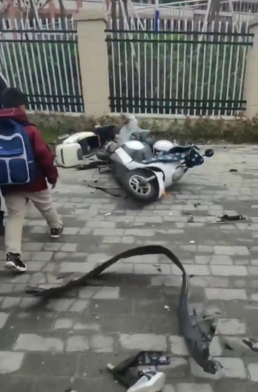 白色私家車撞入等過馬路的人群及電動車。Ｘ
