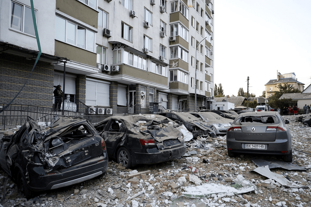 基輔遭轟炸後，停在公寓下方的汽車也受損。路透社