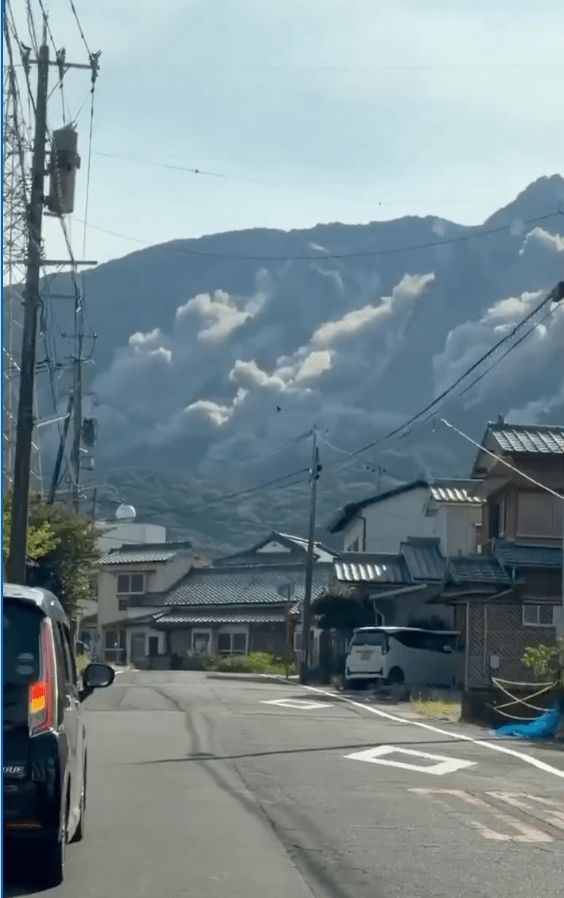熊本发生的地震，对岸岛原市的眉山发生山泥倾泻。X@grassroots2010