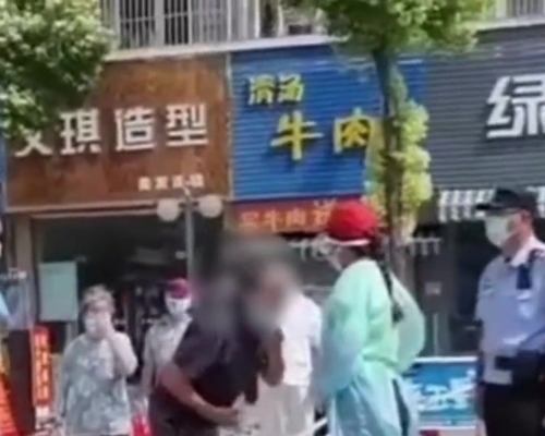 揚州老翁向檢測點義工吐痰,引發網民熱議。