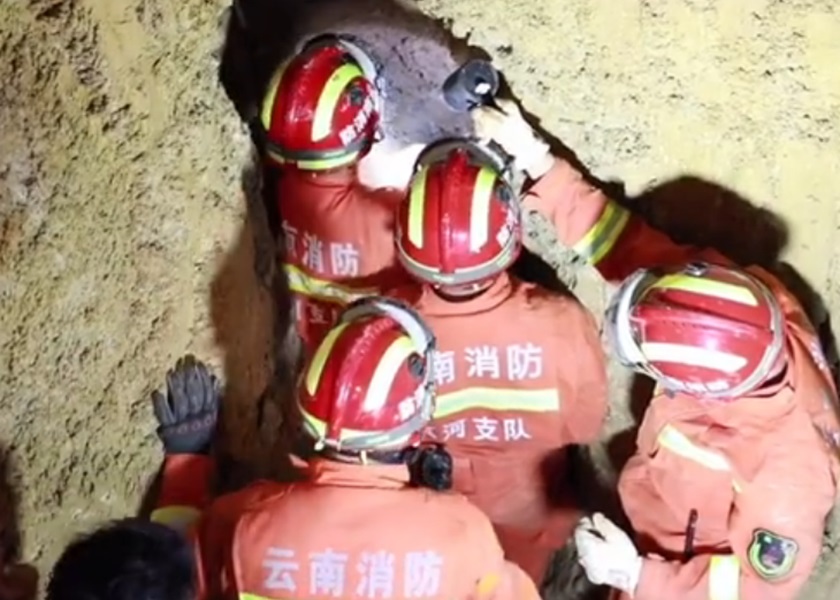 救援人員成功挖開井側，救出女童。影片截圖