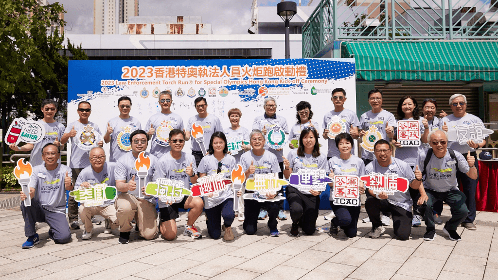 2023香港特奧執法人員火炬跑啟動禮今日（17日）假沙田運動場順利舉行，保安局局長鄧炳強聯同各執法部門首長或其代表一同出席。香港特奧會圖片
