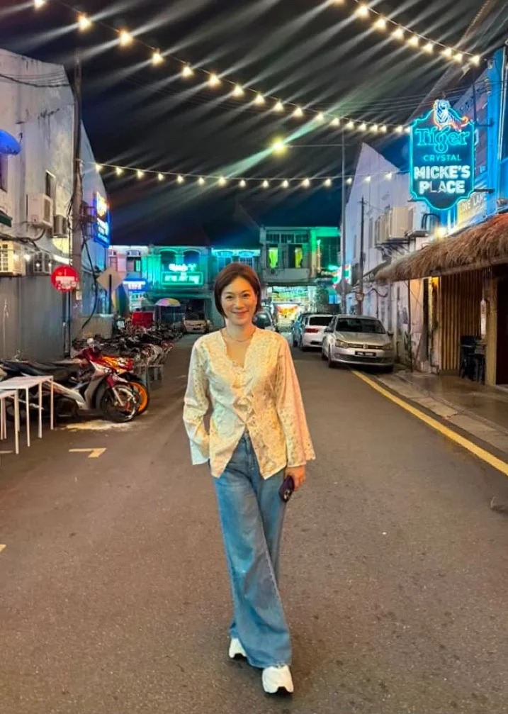 夜遊檳城街頭，張可頤在燈光下笑容燦爛，心情大好。