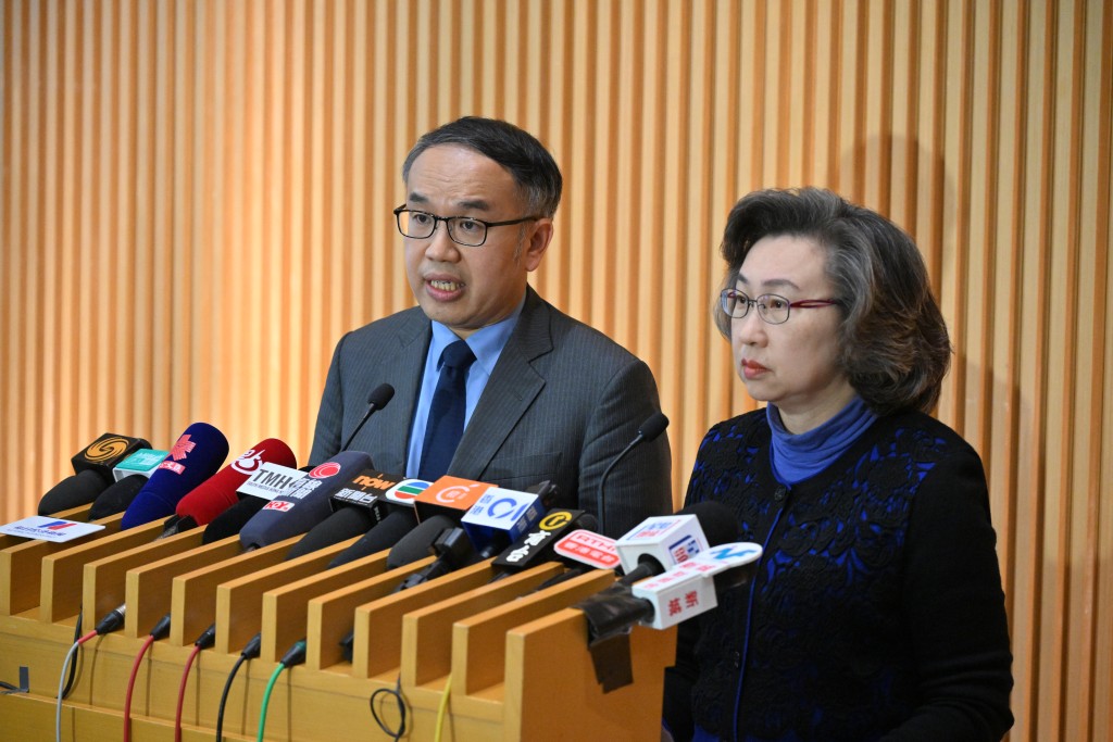 財經事務及庫務局局長許正宇（左）及公務員事務局局長楊何蓓茵（右）。