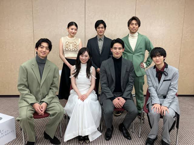 伊藤健太朗（左）、出口夏希（左二）合作拍攝8月上映的續集《在那座流星降落的山丘上，再次與你相遇》。