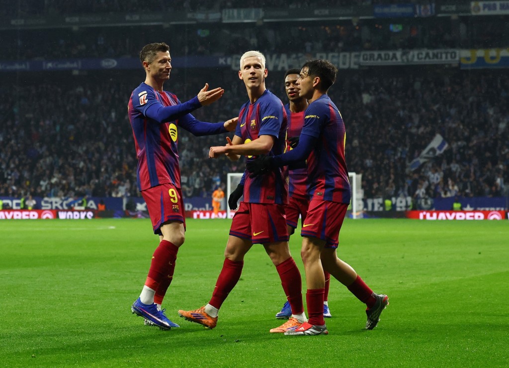 奥莫为巴塞打开纪录。路透社