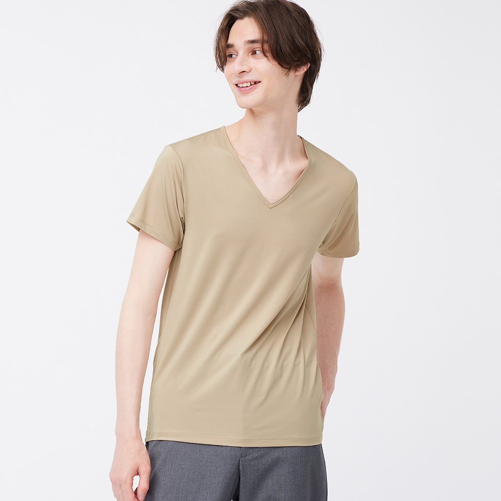 GU凉感速乾Style-Dry V领T恤/原价$79、现售$59。  ​
