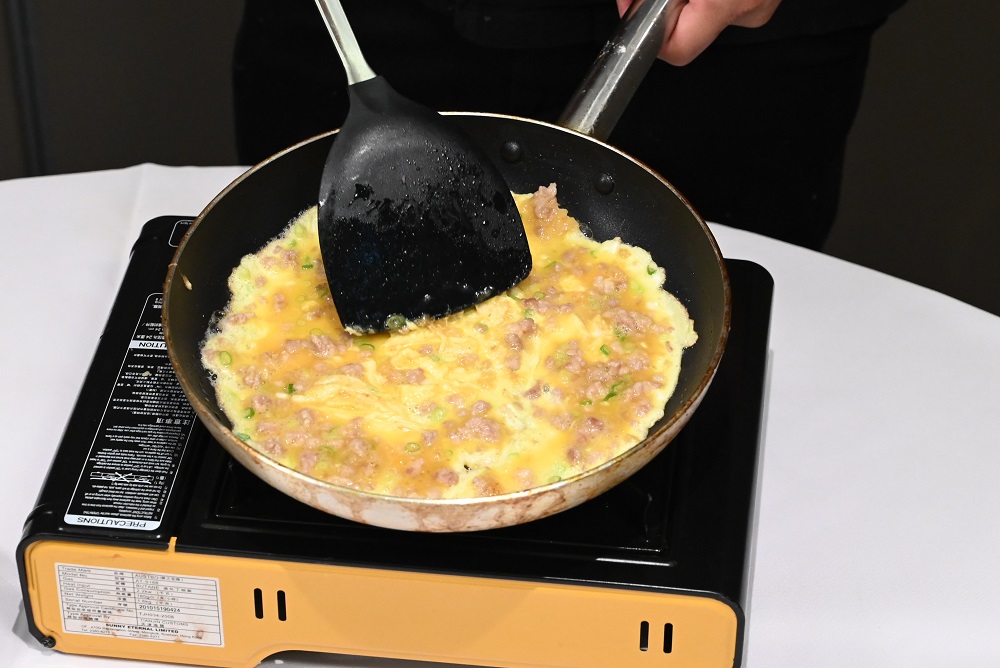 8. 慢火煎香一边。Pan-fry the egg until fragrant on one side, 