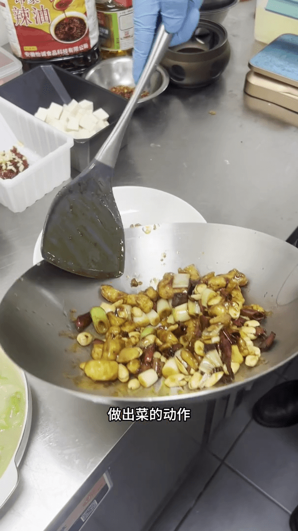 机械人大厨掀后厨革命，标榜还原九成“锅气”。