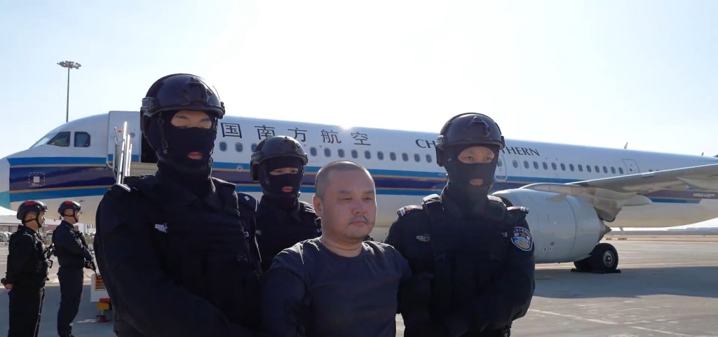 陈志犯罪集团骨干成员李雄被押解回国。《人民日报》 陈志犯罪集团骨干成员李雄被押解回国。《人民日报》