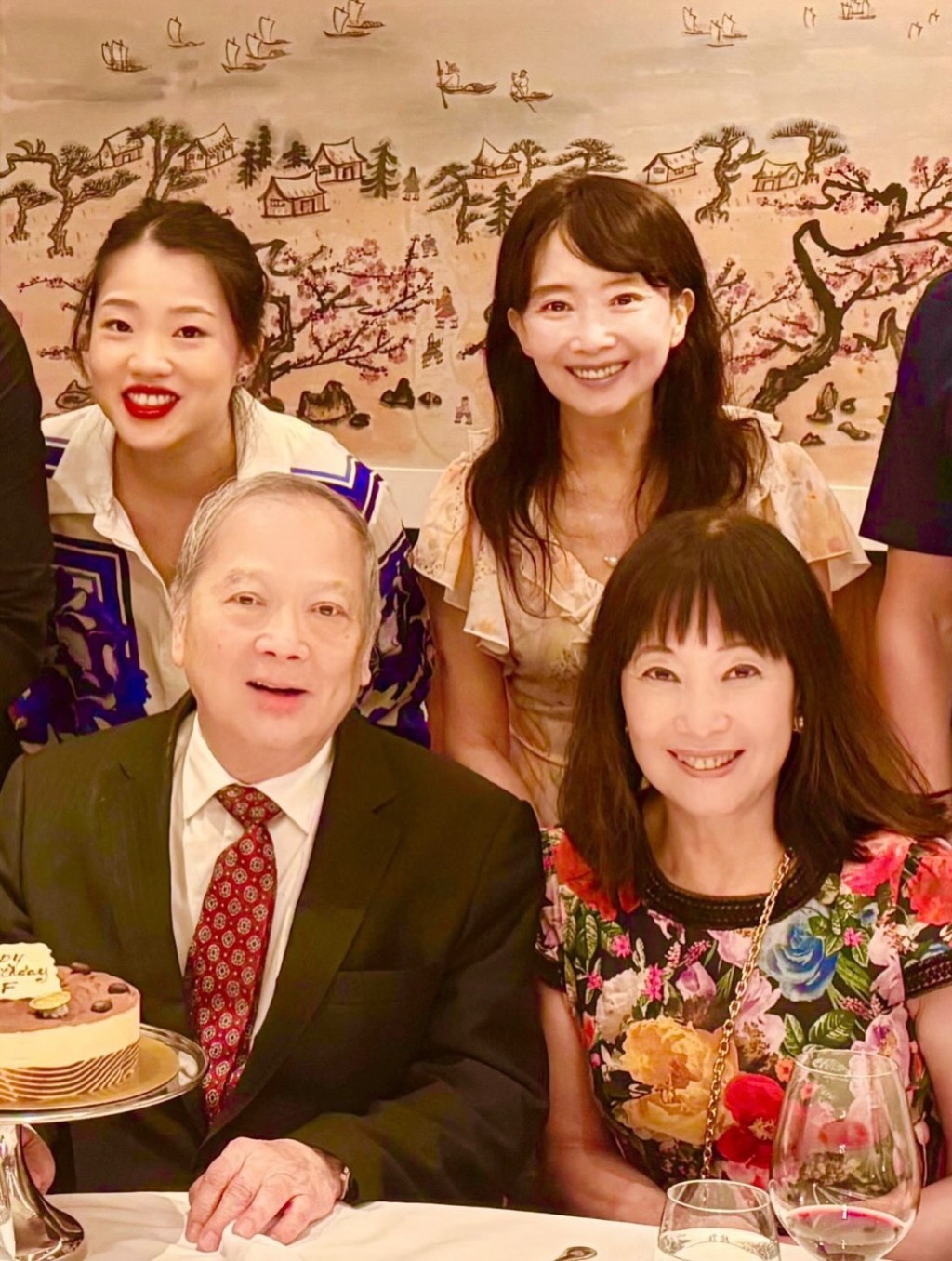 陳美齡昨日(18日)在IG分享與「餅印」二姐陳曦齡及二姐夫慶祝生日。 陳美齡昨日(18日)在IG分享與「餅印」二姐陳曦齡及二姐夫慶祝生日。