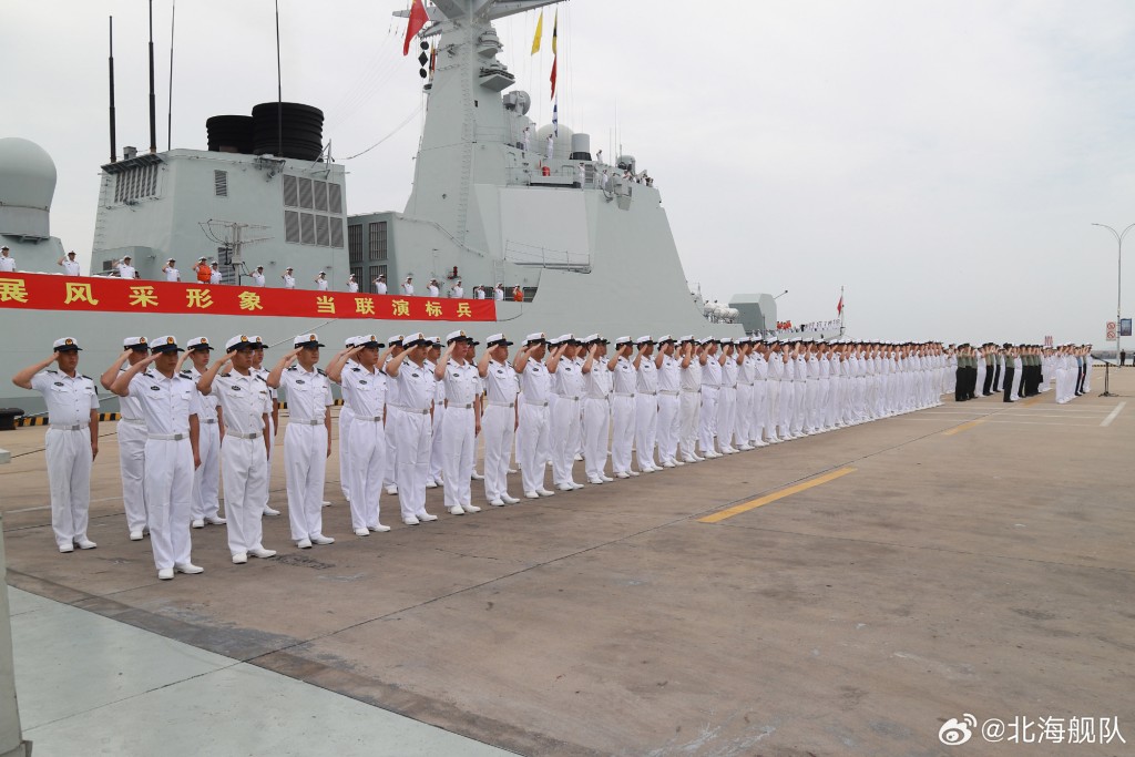 7月15日，参加「北部·联合-2023」演习的中方海上舰艇编队，从青岛某军港解缆启航。（北海舰队）