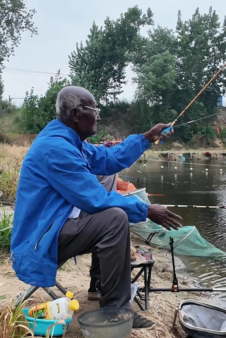 河北釣帝一身如非洲人般的膚色，去年起爆紅網絡。