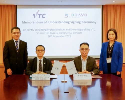 匯達交通人才管理及文化主管黃偉業,與職訓局助理執行幹事鄧錫文簽署諒解備忘錄。