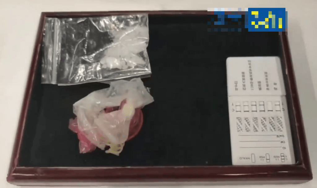 經試劑檢測呈甲基苯丙胺陽性,為2克冰毒。 海關發布 經試劑檢測呈甲基苯丙胺陽性,為2克冰毒。 海關發布