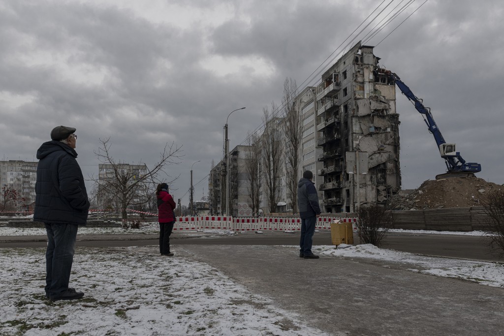 基輔當局拆除一幢在襲擊中損毀的大廈。AP
