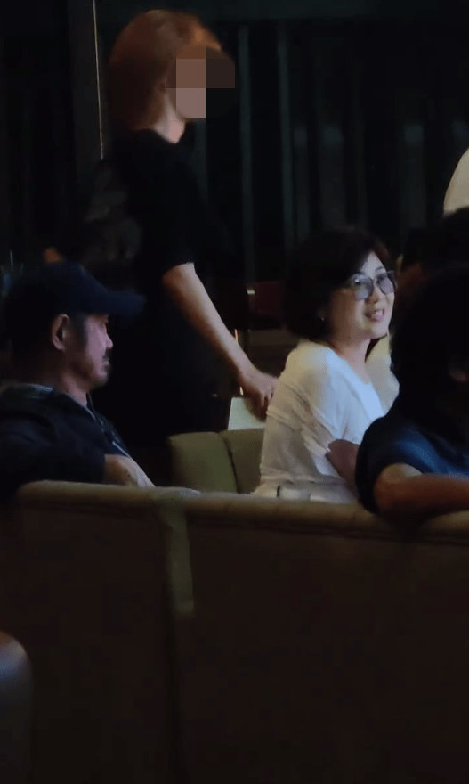 Evina被現場氣氛感染，展露甜笑，元華則在旁溫柔注視，場面溫馨。