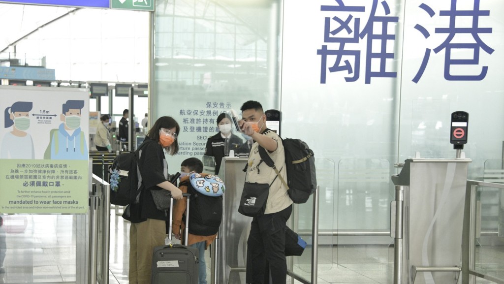 有記者問及若移民港人沒有提取強積金,可否領取消費券。資料圖片