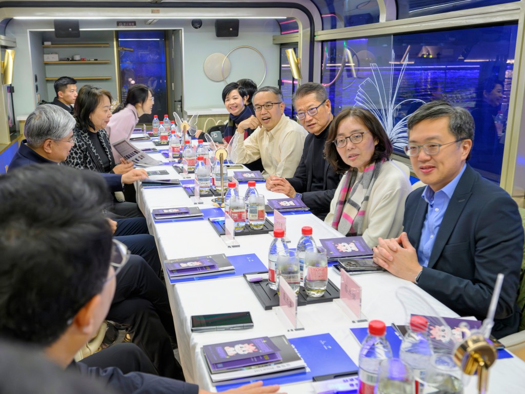 特區代表團昨日乘坐遊船考察北京朝陽區亮馬河復修整治項目,陳茂波(右三)、財經事務及庫務局局長許正宇(右四)、發展局局長甯漢豪(右二)、和房屋局局長何永賢(右五)與北京市政府黨組成員、副市長唐文弘(左二)共同聽取關於項目的簡報。 特區代表團昨日乘坐遊船考察北京朝陽區亮馬河復修整治項目,陳茂波(右三)、財經事務及庫務局局長許正宇(右四)、發展局局長甯漢豪(右二)、和房屋局局長何永賢(右五)與北京市政府黨組成員、副市長唐文弘(左二)共同聽取關於項目的簡報。